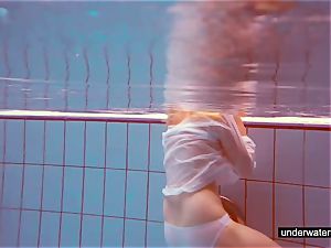 uber-cute redhead plays nude underwater