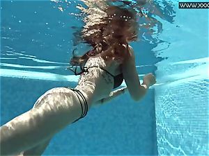 Tiffany Tatum peels off nude underwater
