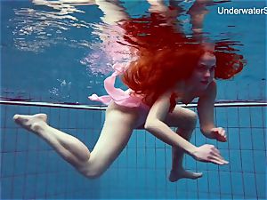 redhead Simonna showing her assets underwater